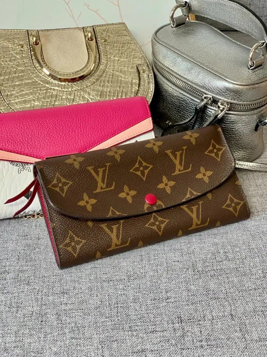 LOUIS VUITTON 루이비통 장미 장식의 붉은 지갑